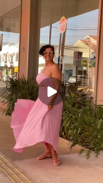 Publicação da Jaísa: vestido rosa na entrada da loja