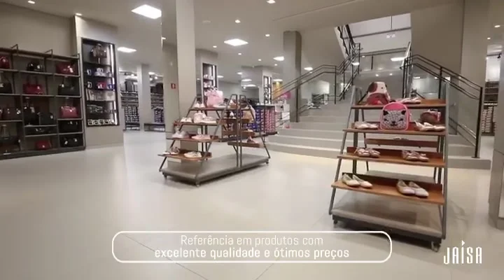 Registro publicado pela Jaísa mostrando o interior da loja, com calçados e acessórios